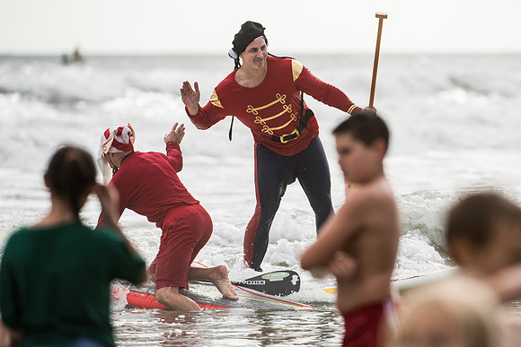 surfin santas by columbia sc photographer  0965