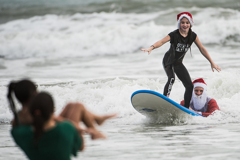 surfin santas by columbia sc photographer  0966