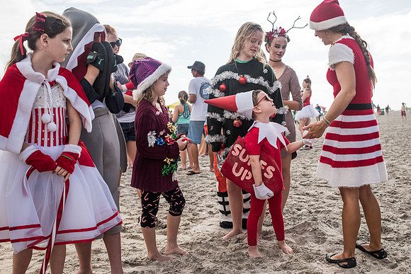 surfin santas by columbia sc photographer  0970