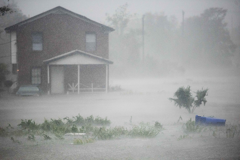 Hurricane Matthew coverage in Charleston  by Columbia Sc photographer Sean Rayford