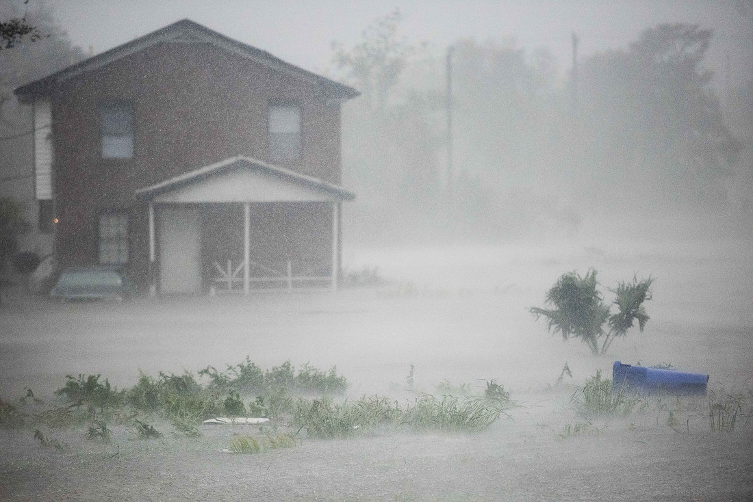 Hurricane Matthew coverage in Charleston  by Columbia Sc photographer Sean Rayford