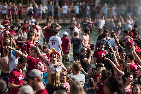 USC-localfanreaction032622279
